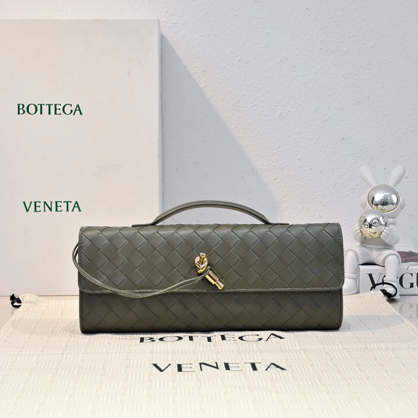 The batch of 1360 BV Andiamo evening handbags has been heavily planted again~ The designer aesthetics in the era of economic downturn are back. I fall in love with it at first sight and can't put it down. It's so beautiful and full of aura. The shape and texture are very competitive. It's light in weight and has sufficient capacity. It's a must-have for fashionistas. It's suitable for many occasions, minimalist, high-end and light luxury. Model No.: 741511 Size: 31*13*3cm